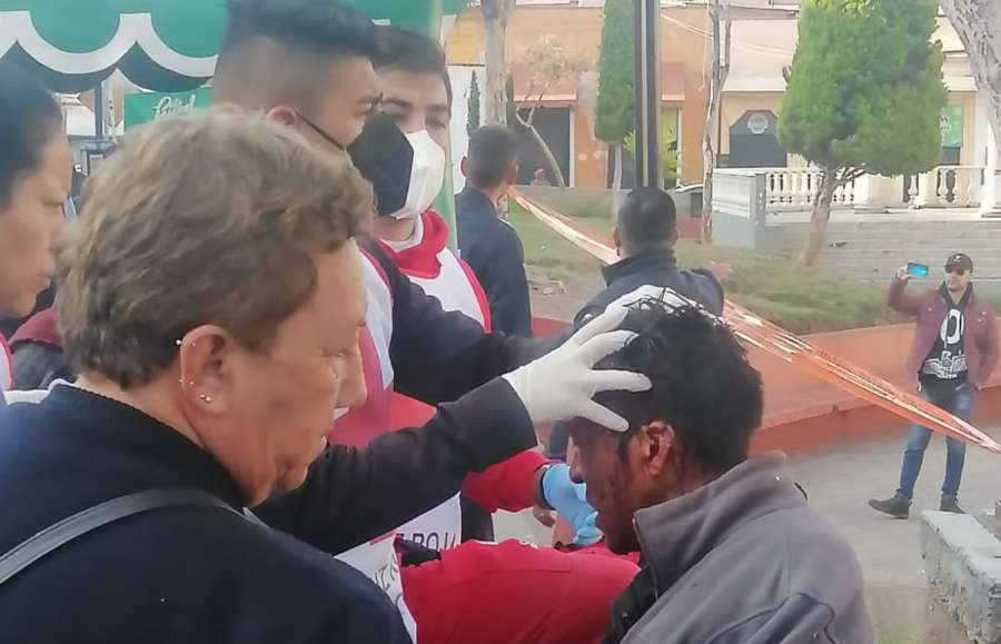 Comerciantes detienen y golpean a presunto ladrón en el 1 de Mayo, Pachuca