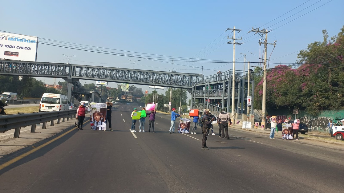 Bloquean autopista México-Pachuca; exigen aparición de joven