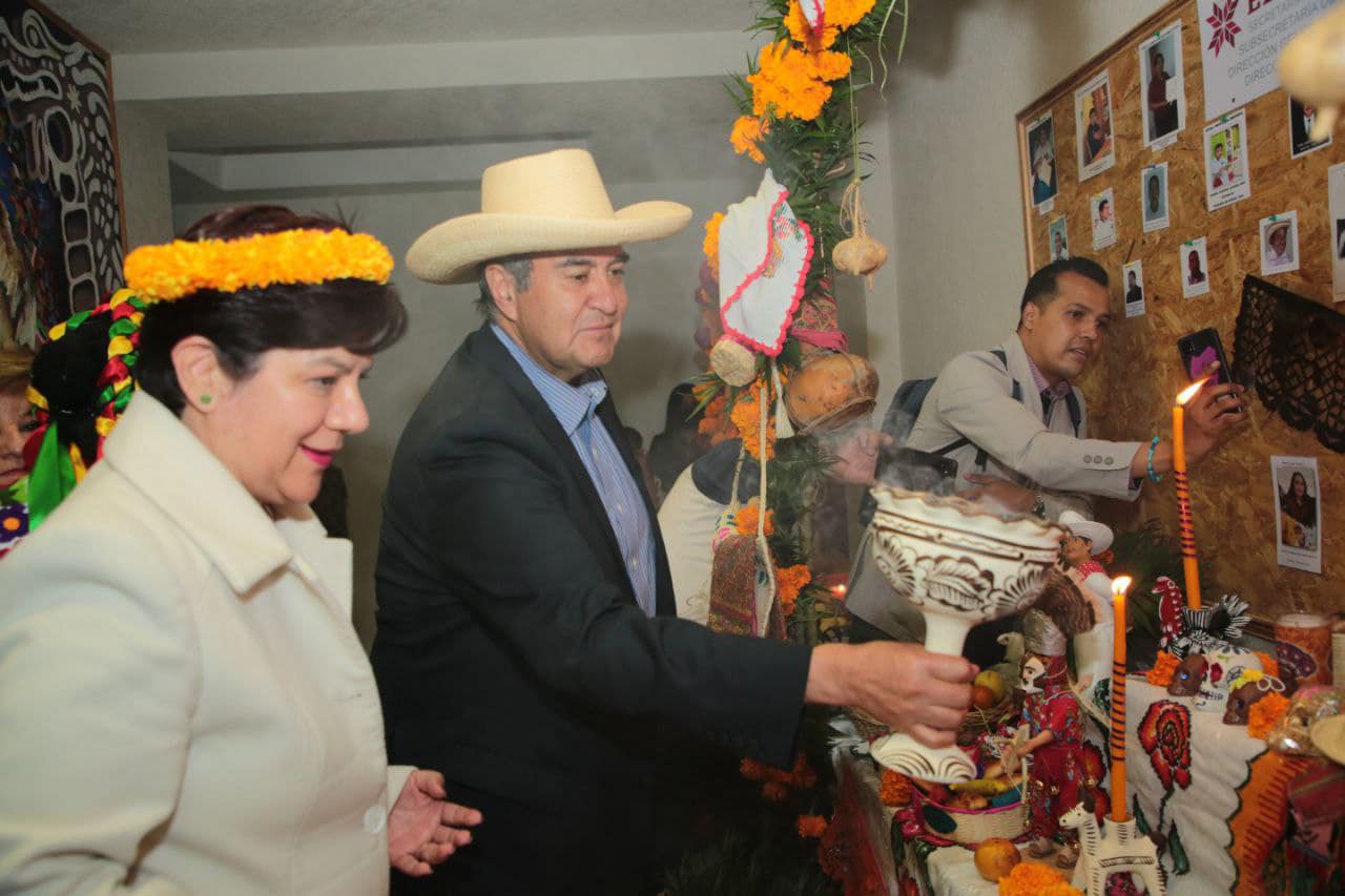 SEPH realiza altar en honor de docentes que han perdido la vida