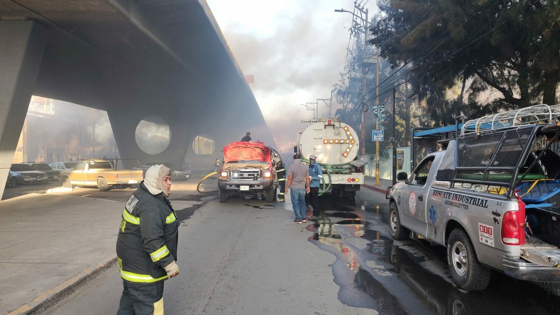 Video | Explota pipa al querer ganar el paso a tren en Aguascalientes