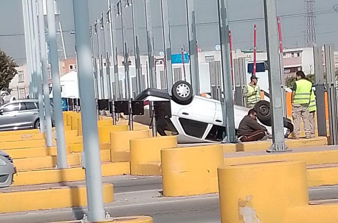 Autopista México-Pachuca: vuelca vehículo en caseta