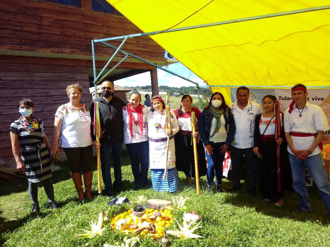 Curanderos defienden la medicina tradicional y difunden sus rituales