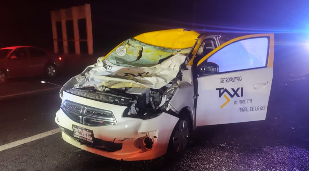 Choque de taxi y caballo deja 2 lesionados en la autopista México-Pachuca