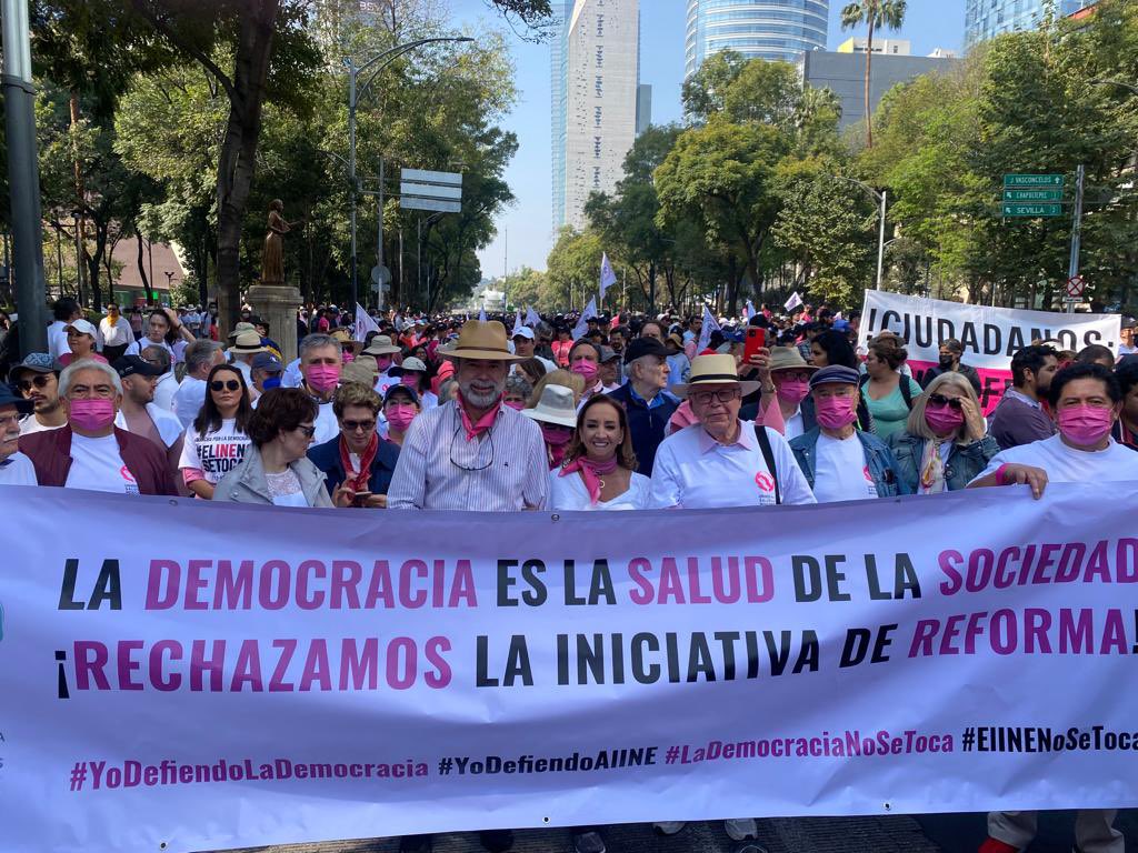 Políticos y activistas acuden a marcha en contra de la Reforma Electoral