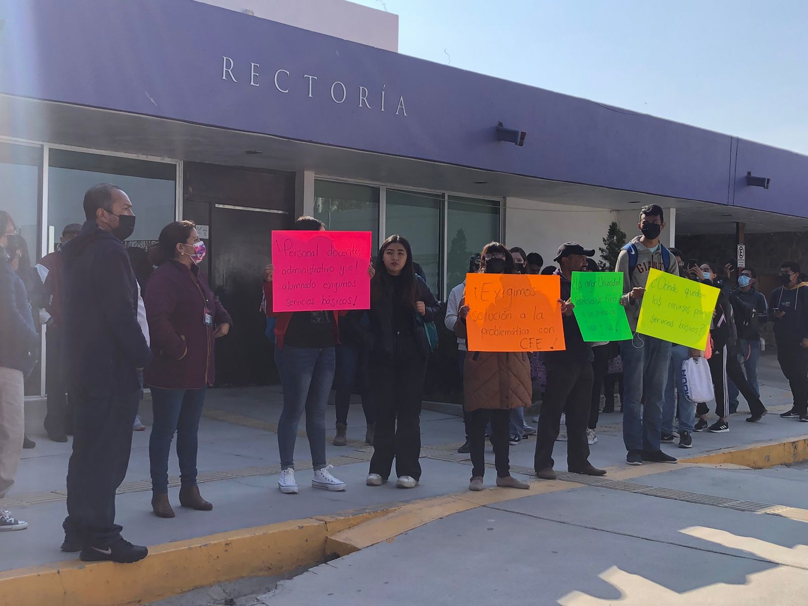 Se manifiestan estudiantes de la UPP para exigir agua y luz en el plantel