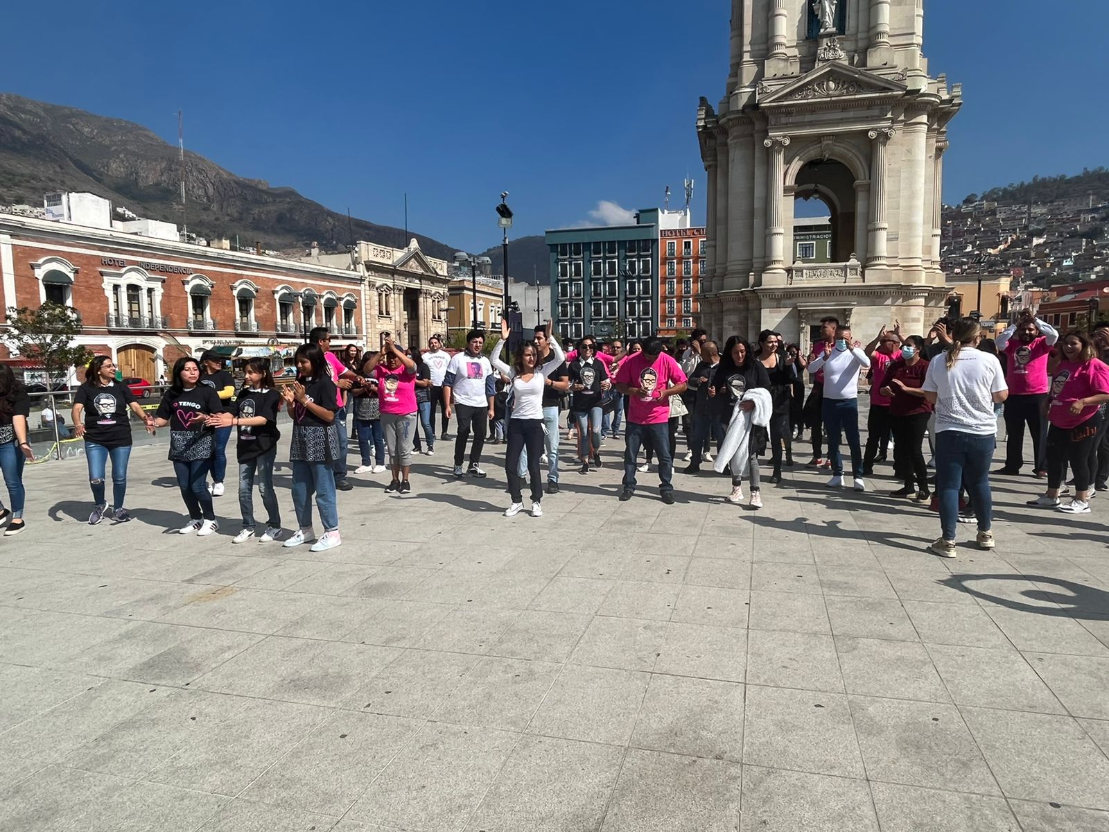 En Plaza Independencia bailan en apoyo a Ricardo Monreal