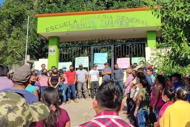 Padres cierran primaria en Tlanchinol; exigen cese de directora