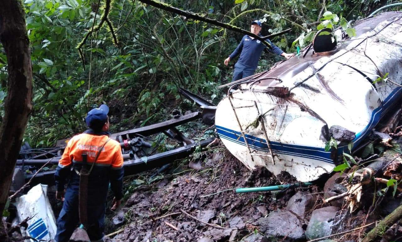 Pipa de agua cae a barranco en Tlanchinol