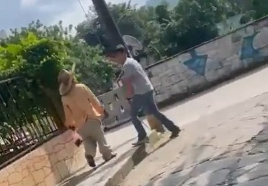 Video: jóvenes golpean a adulto mayor en Huejutla