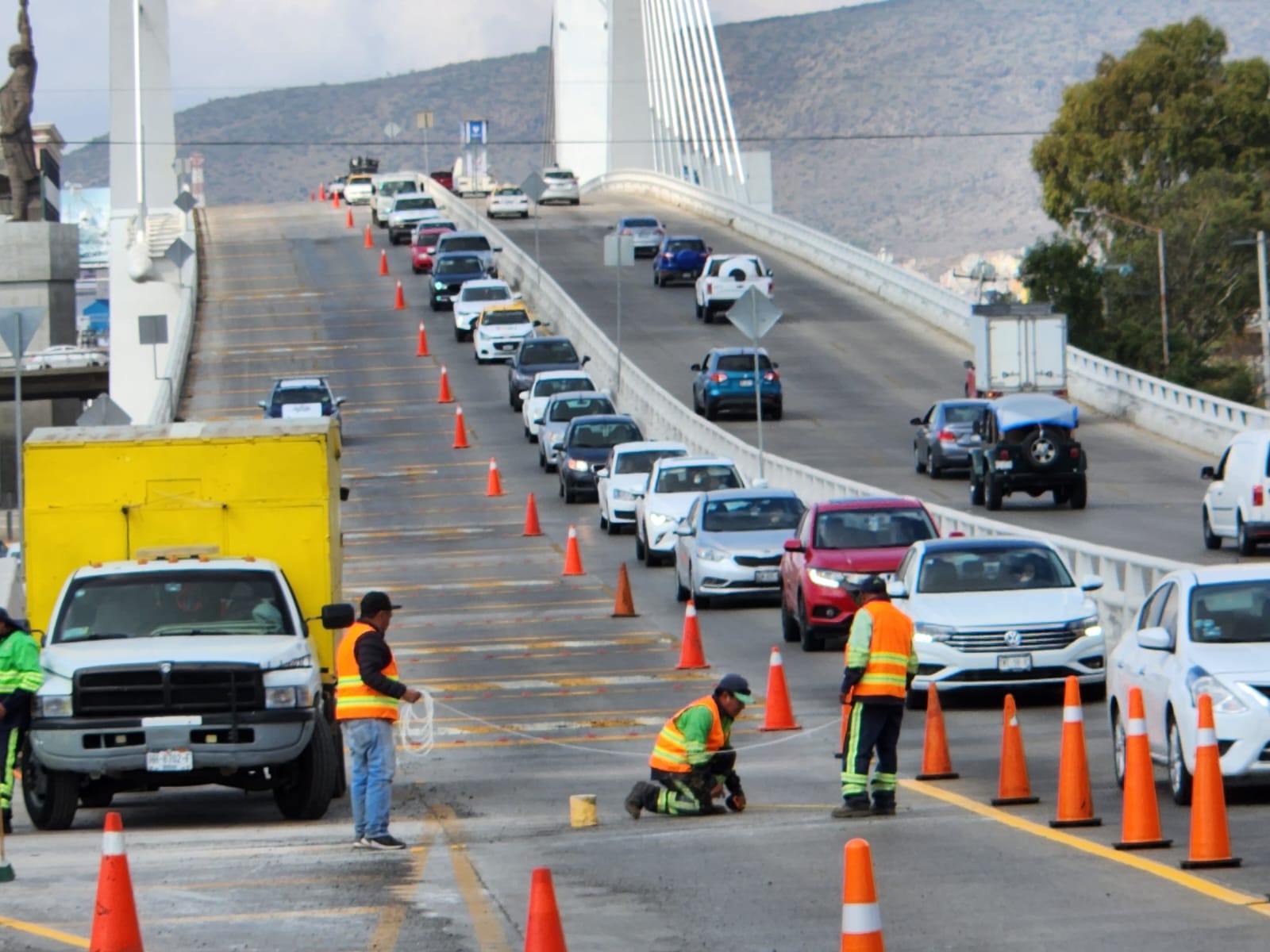 Puente atirantado en Pachuca: ponen topes y señalética