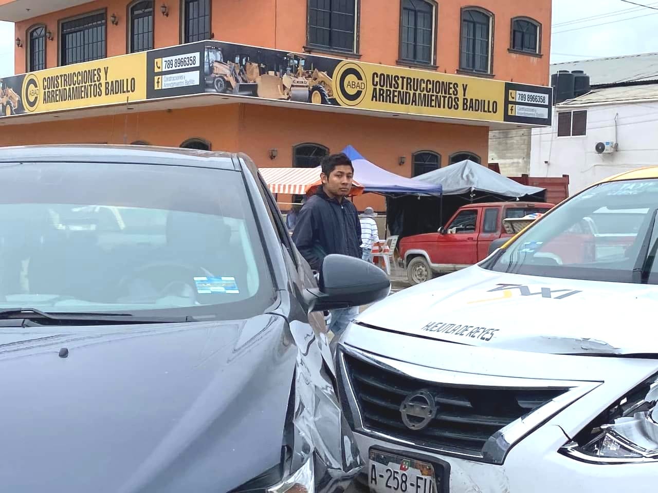 Vehículo choca taxi sobre bulevar en Huejutla