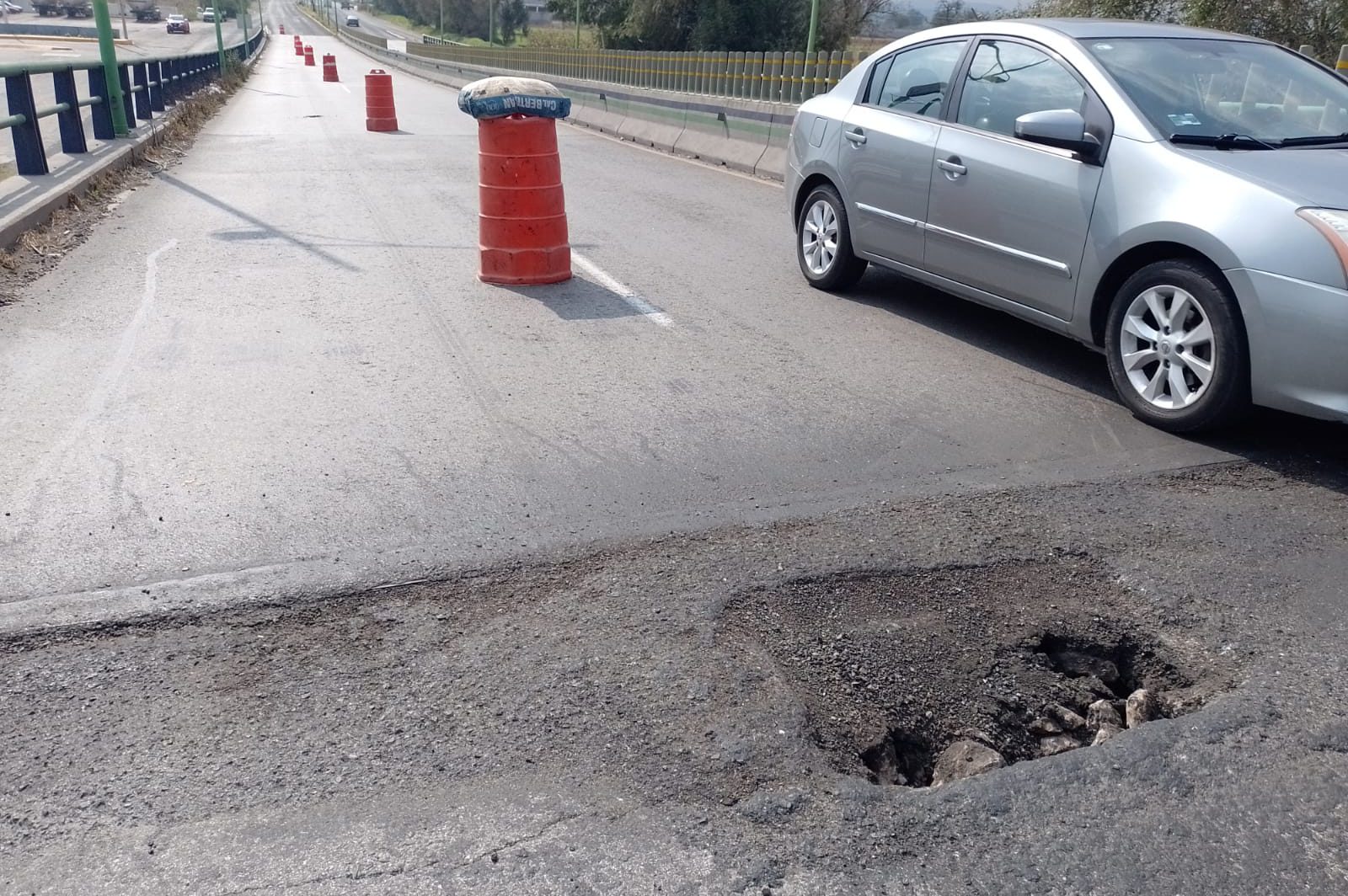 Ciudadanos denuncian mal estado de puente en Tlaxcoapan; acusan daños a vehículos