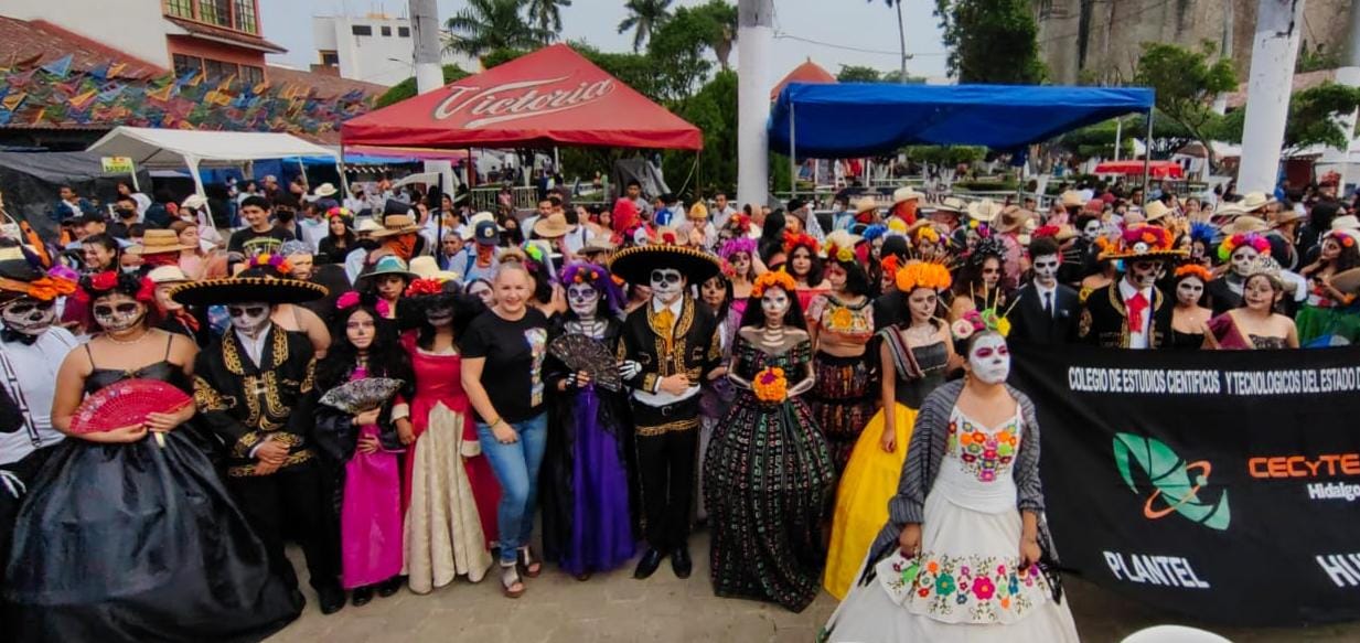 Xantolo 2022: alumnos del Cecyteh desfilan por calles de Huejutla