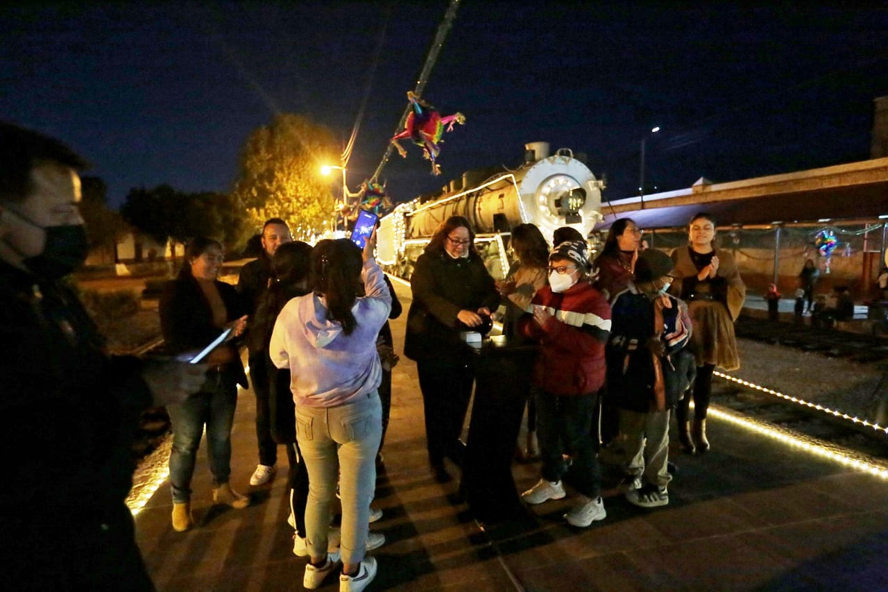 Realizan Encendido de Luces en el Centro Cultural del Ferrocarril