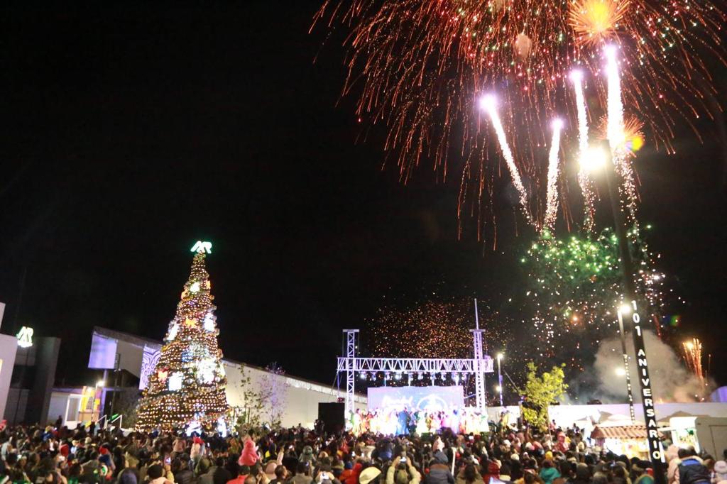 Encienden el Árbol de Navidad en Mineral de la Reforma