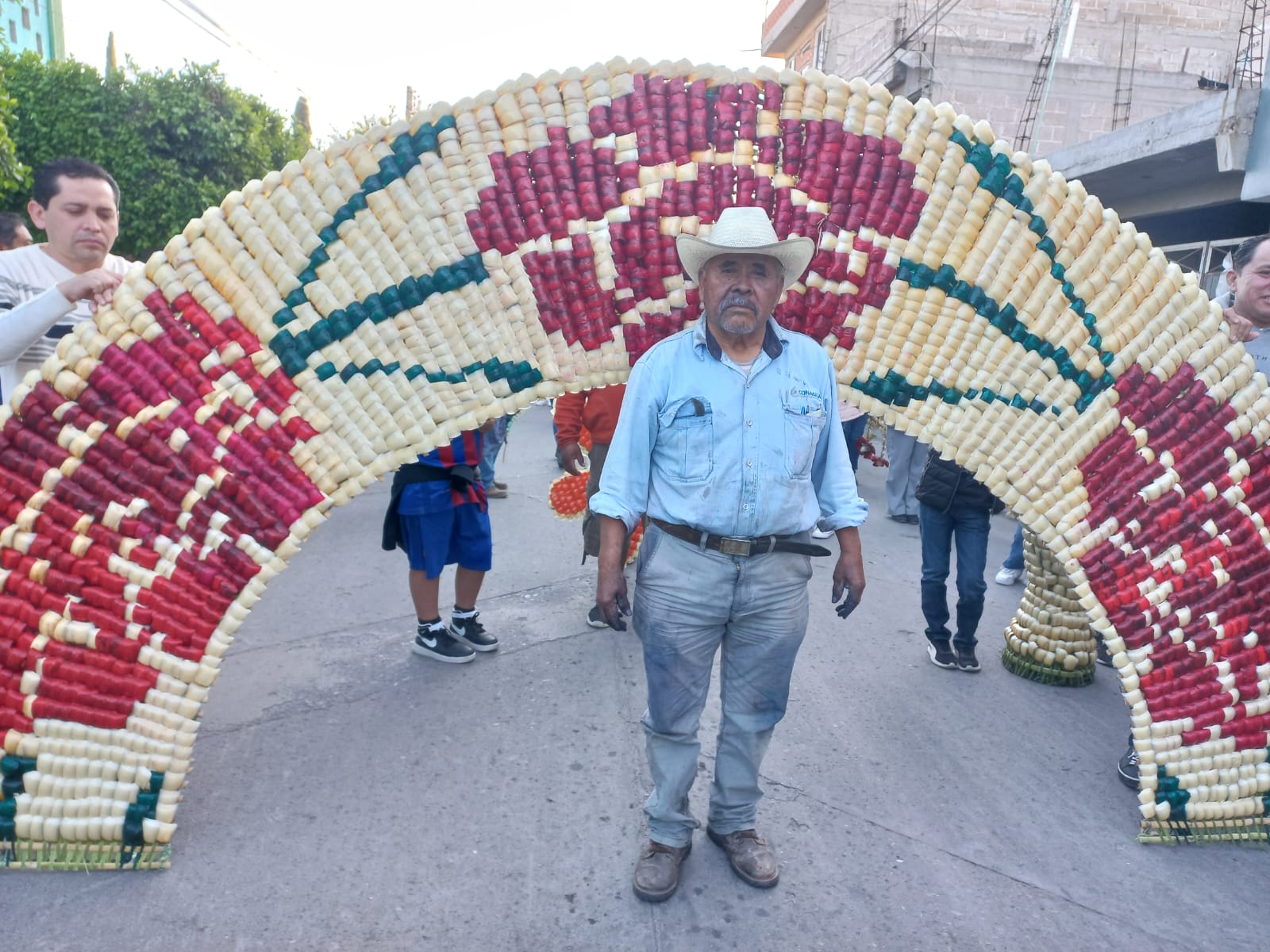 Artesanos tejen la fe por la morenita del Tepeyac