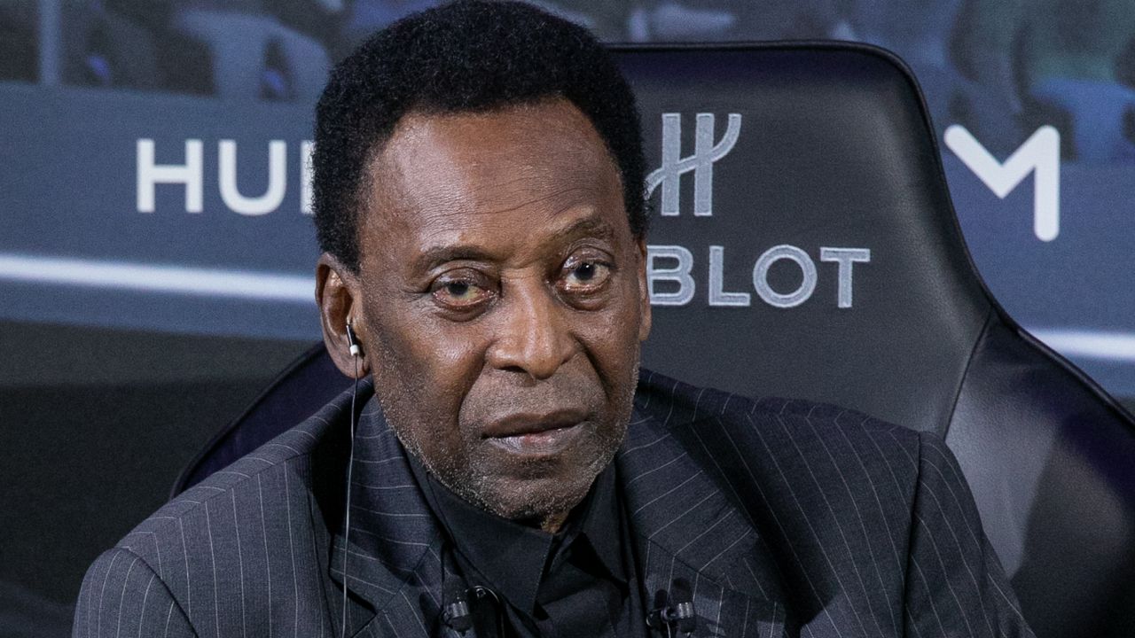 Familiares de Pelé lo acompañan en el hospital previo a la Navidad