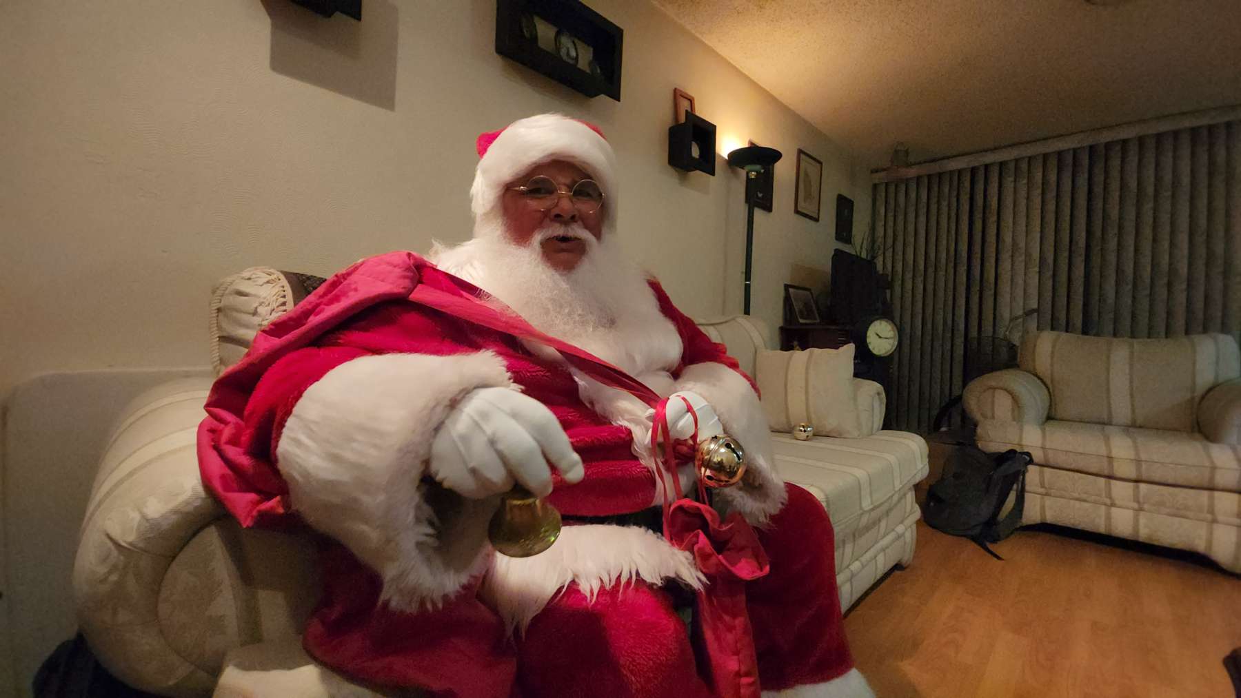 Santa, listo para llevar alegría y esperanza a todos los hogares