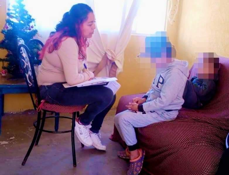 Rescatan a dos menores de vivienda; madre los dejó encerrados