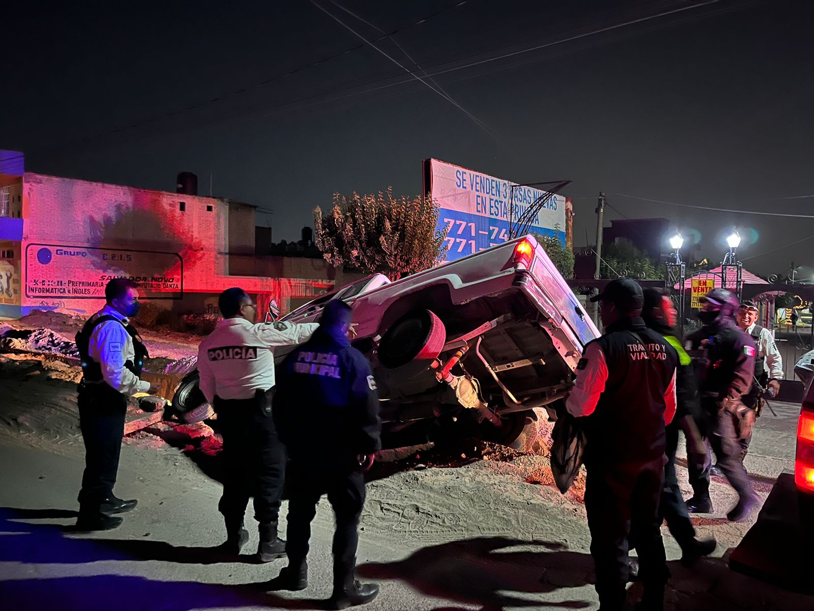 Camioneta cae a zanja en centro de Tizayuca