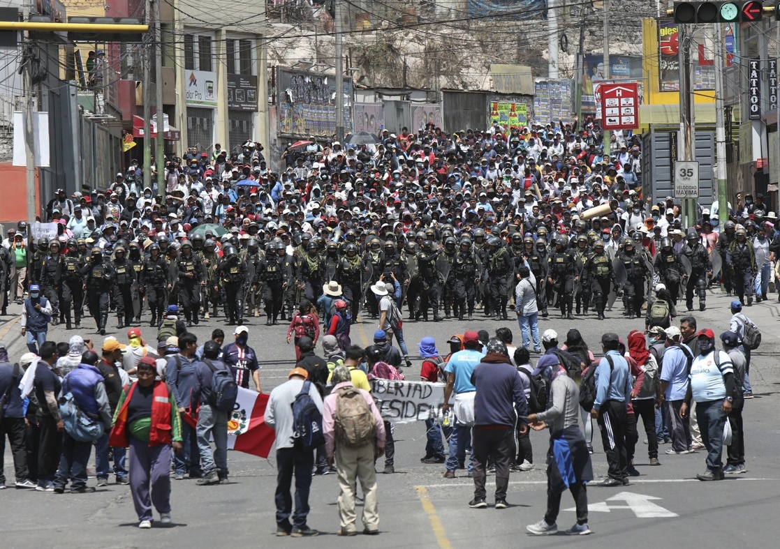 Declaran estado de emergencia en Perú por protestas