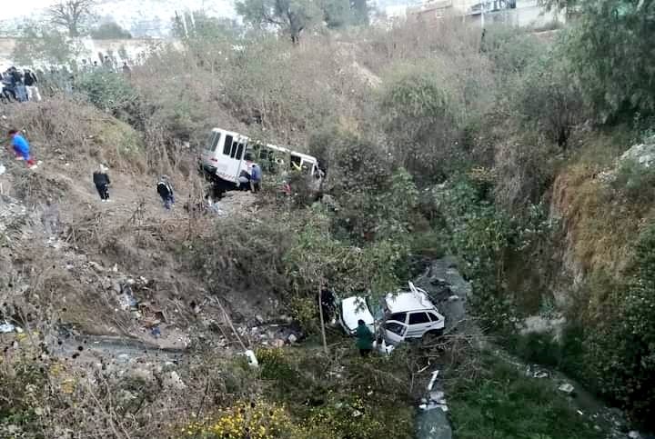 Naucalpan: un microbús cae a un barranco y deja 4 fallecidos