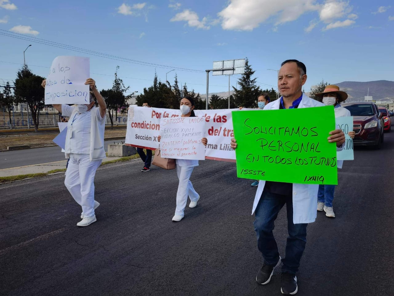 Médicos del ISSSTE marchan en Pachuca para exigir mejoras salariales e insumos