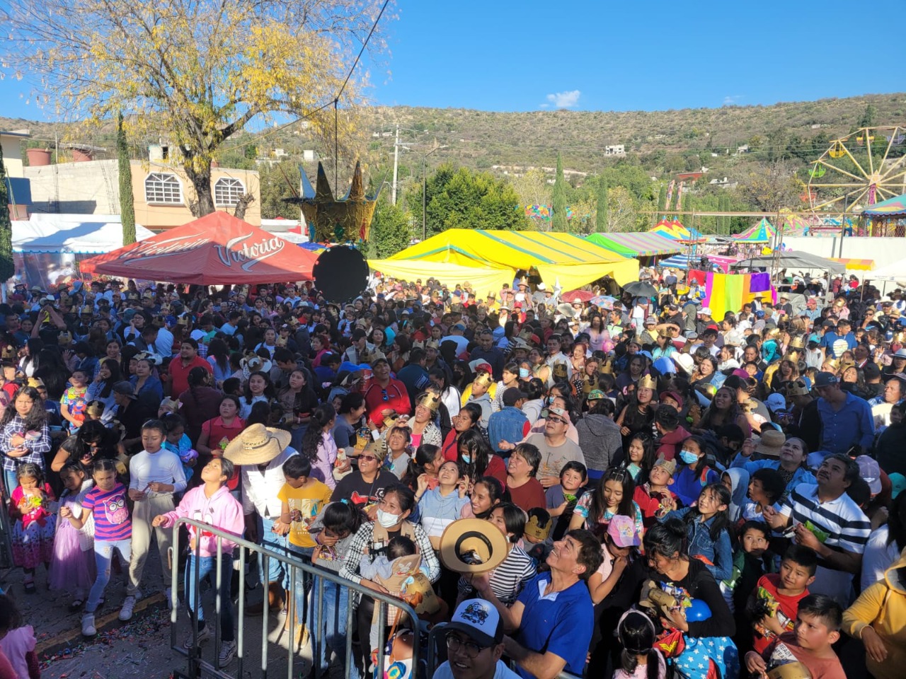 Dos piropiñatas dan felicidad a niños de Tepeitic