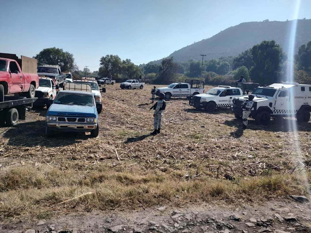 Aseguran ocho camionetas de huachicol en Tetepango