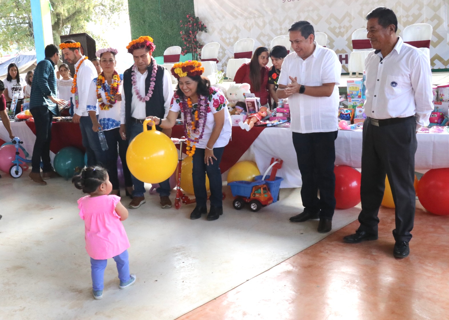 Edda Vite entrega juguetes a niñas y niños de la Huasteca