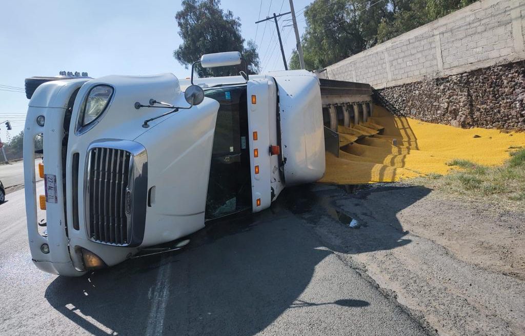 Vuelca tractocamión sobre la carretera libre México-Pachuca