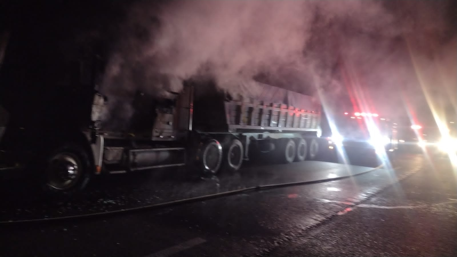 Tráiler se incendia en Alfajayucan; conductor resultó ileso