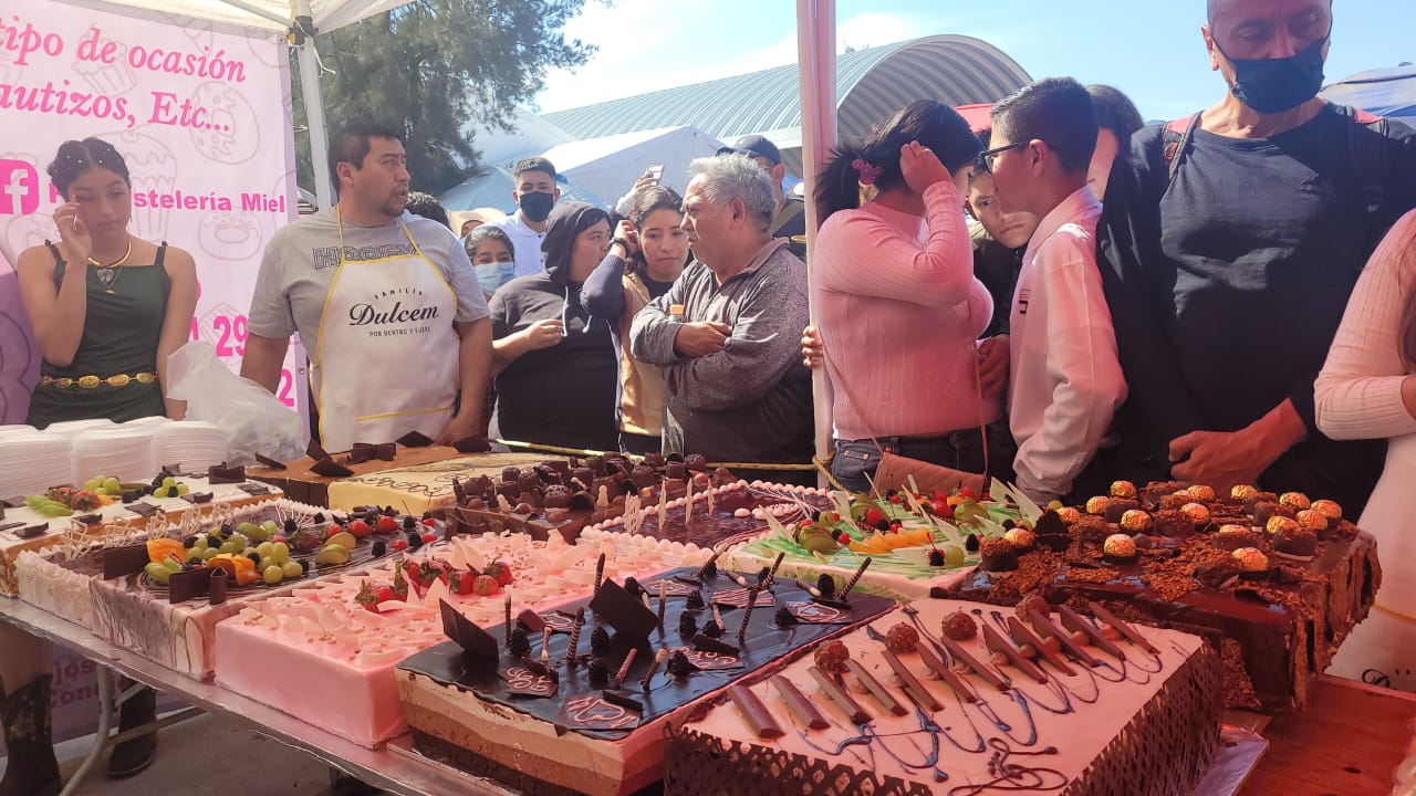 Miles de personas disfrutaron de deliciosos pasteles en San Sebastián Tenochtitlán