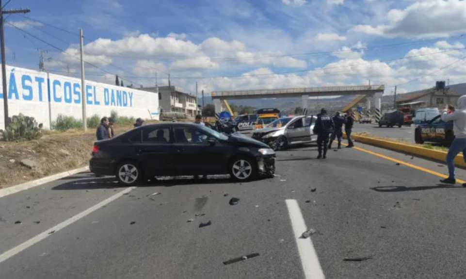 Choque entre autos deja dos heridos en la carretera Pachuca-Tulancingo