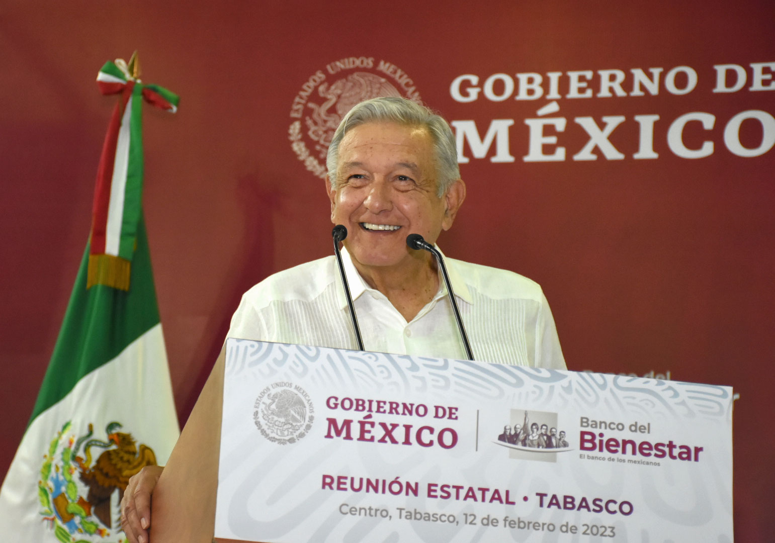 Destaca AMLO labor de servidores de programas del Bienestar