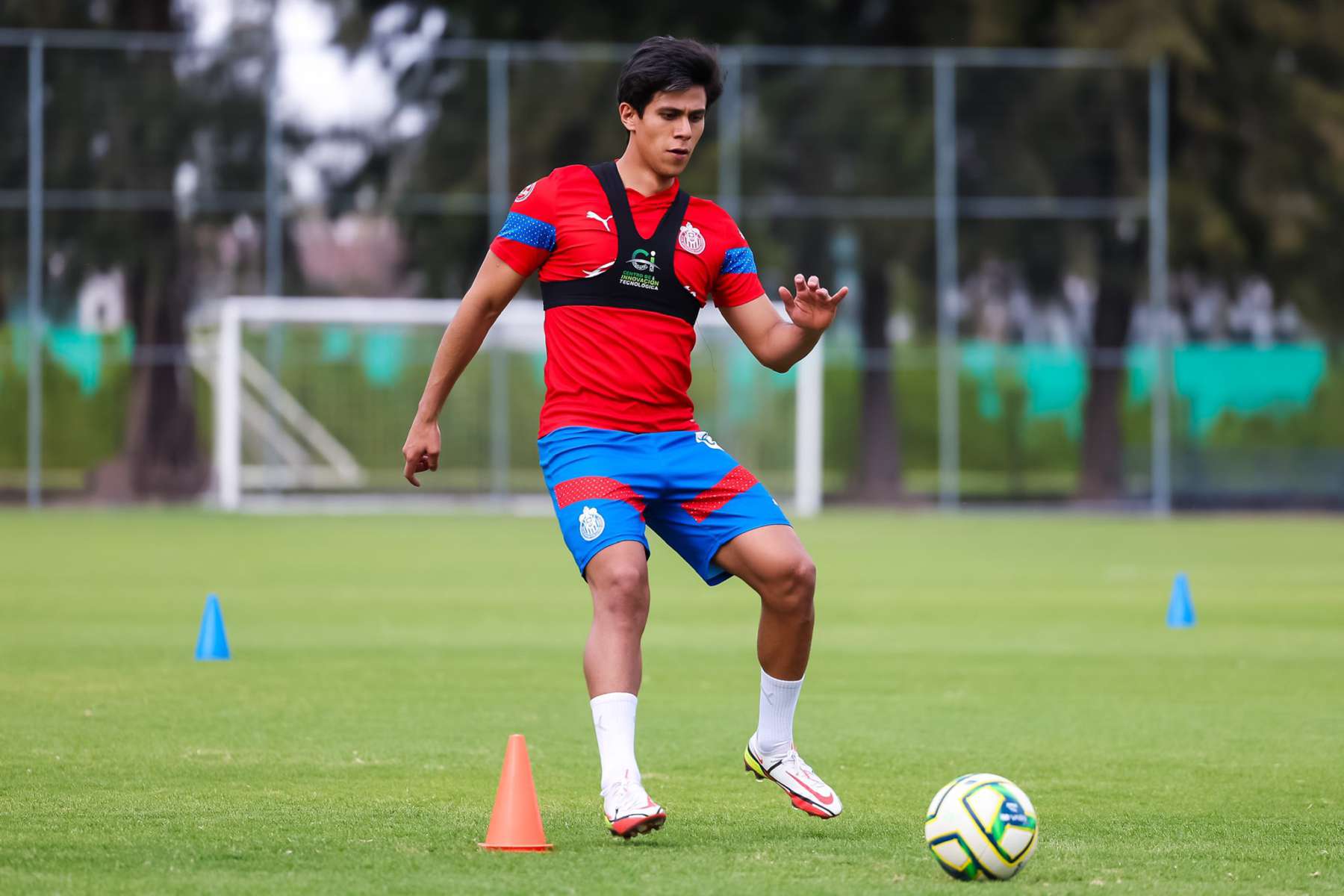 Macías será baja de Chivas por nueva lesión