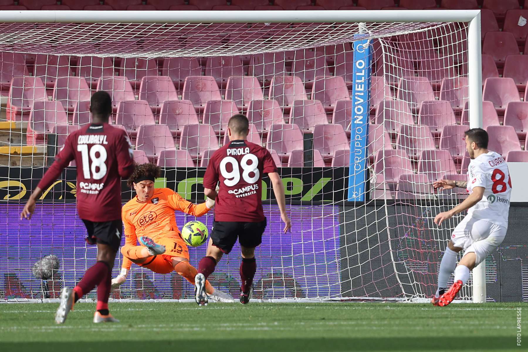 Guillermo Ochoa titular en victoria de Salernitana