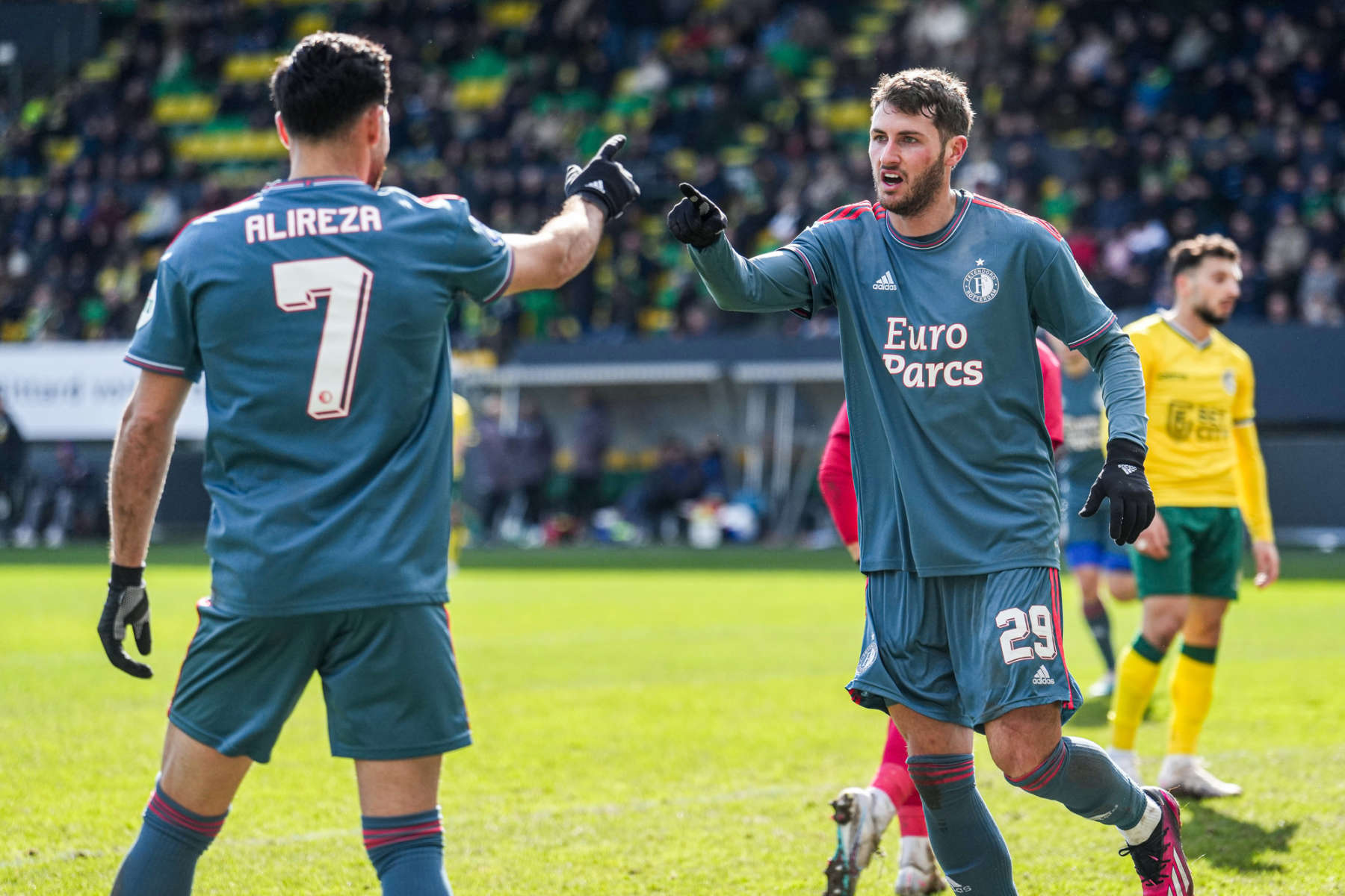 ‘Santi’ Giménez marca sexto gol de la temporada con el Feyenoord