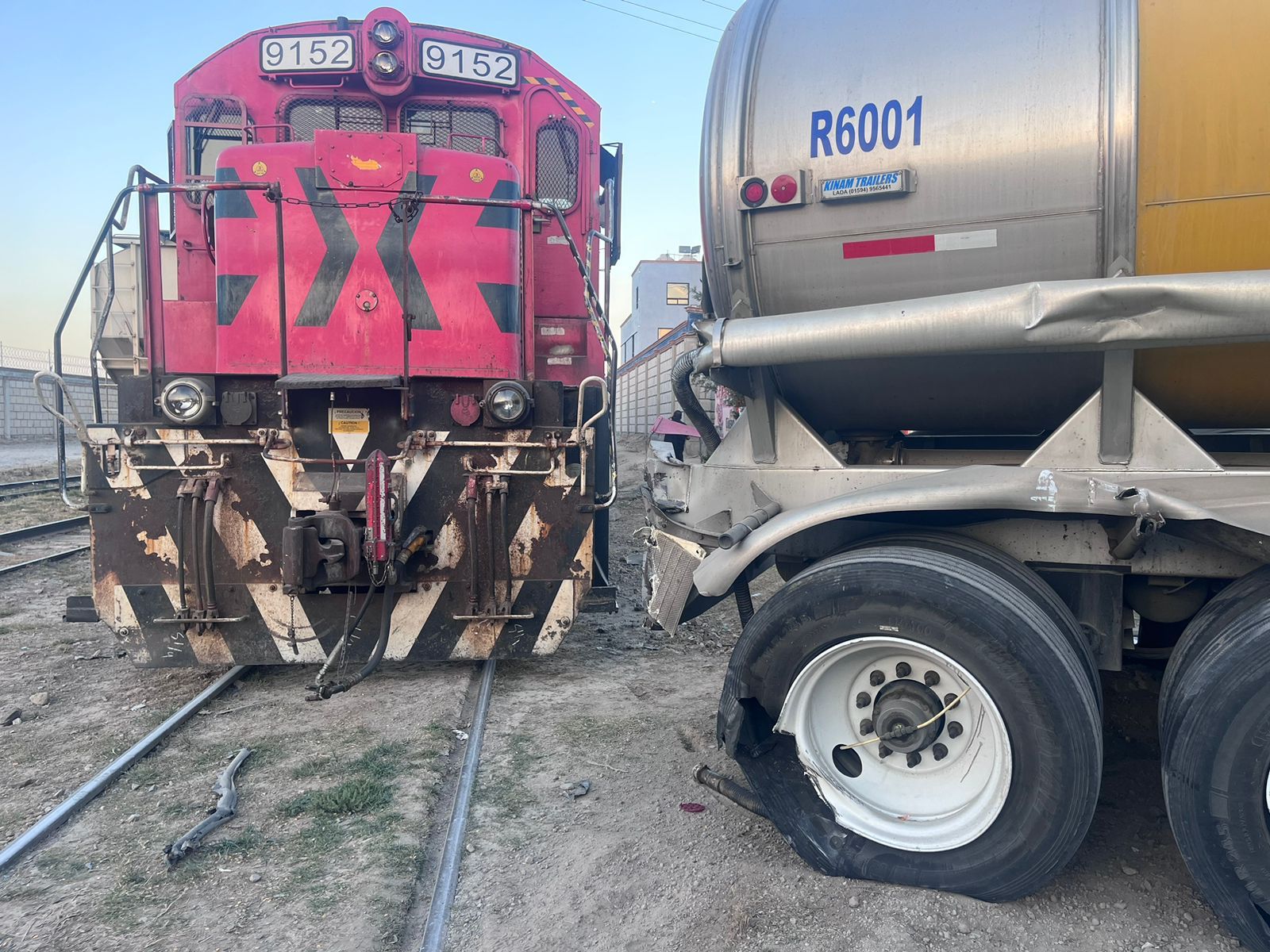 Camión choca contra tren, tras querer ganar el paso en Tizayuca