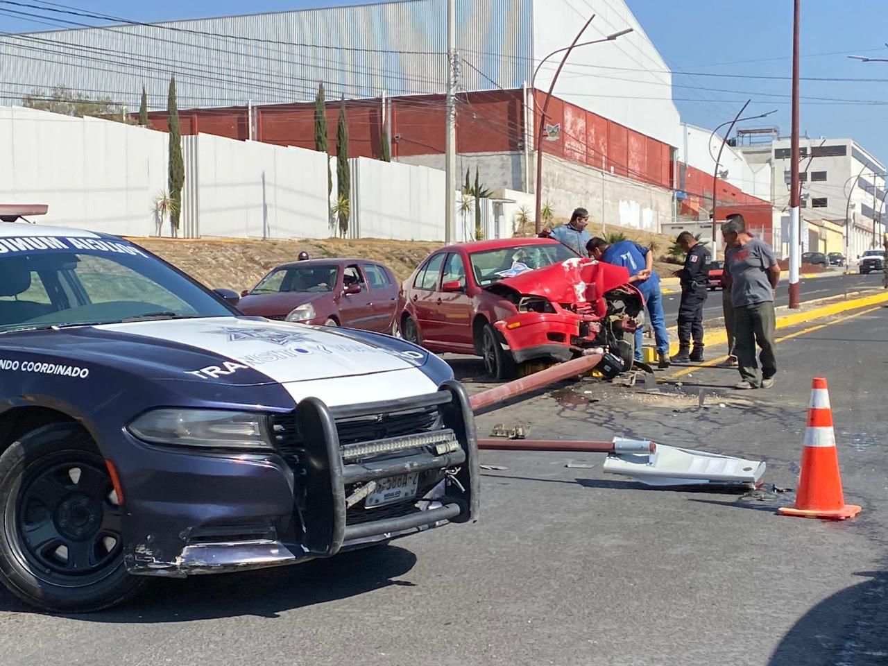 Auto choca y derriba poste en Mineral de la Reforma