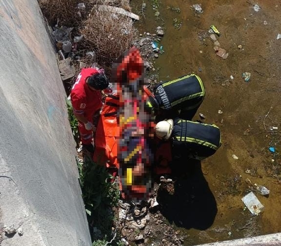 Rescatan a ciclista que cayó a canal de aguas negras