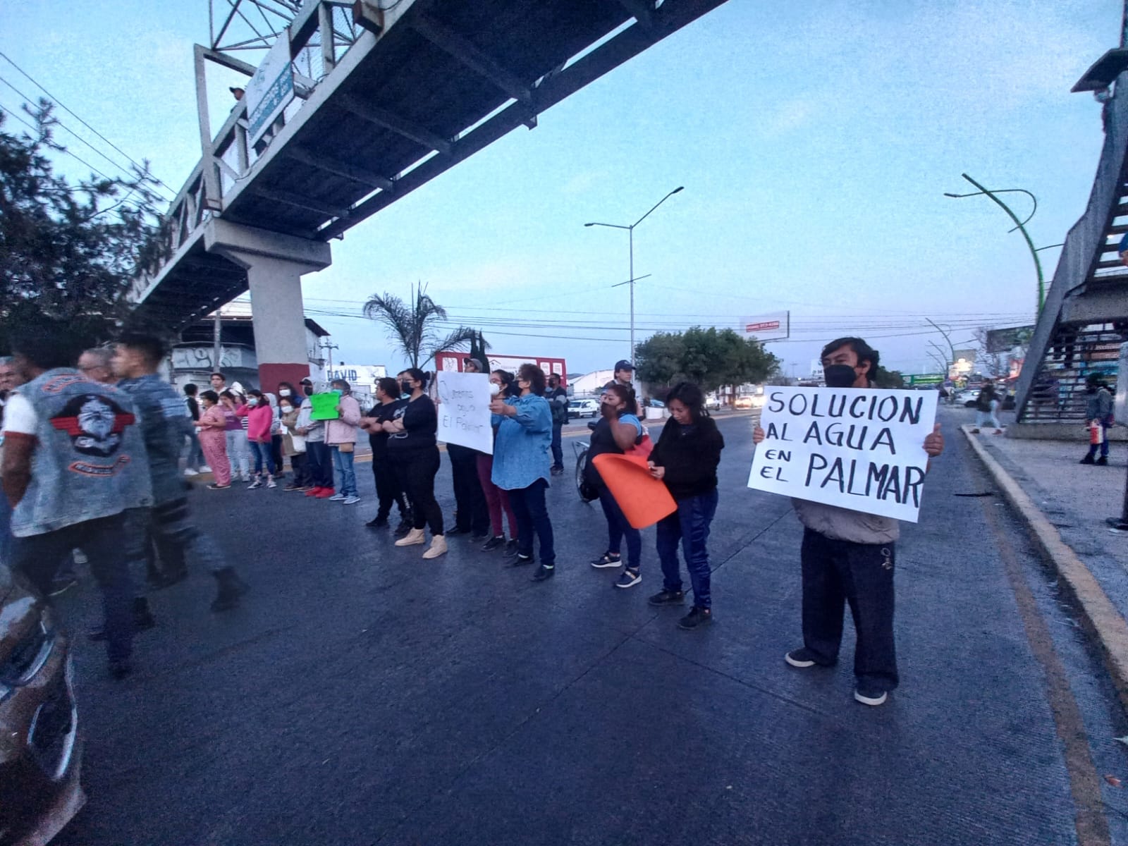 Vecinos de El Palmar bloquearon el Colosio por falta de agua