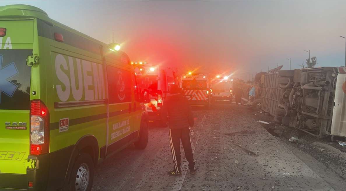 Vuelca autobús en la México-Puebla; tres muertos y 26 heridos