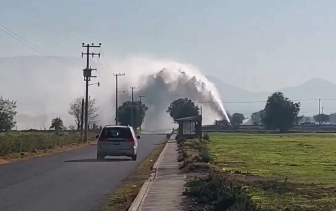 Reportan fuga de agua en Tezontepec de Aldama, cierran la carretera