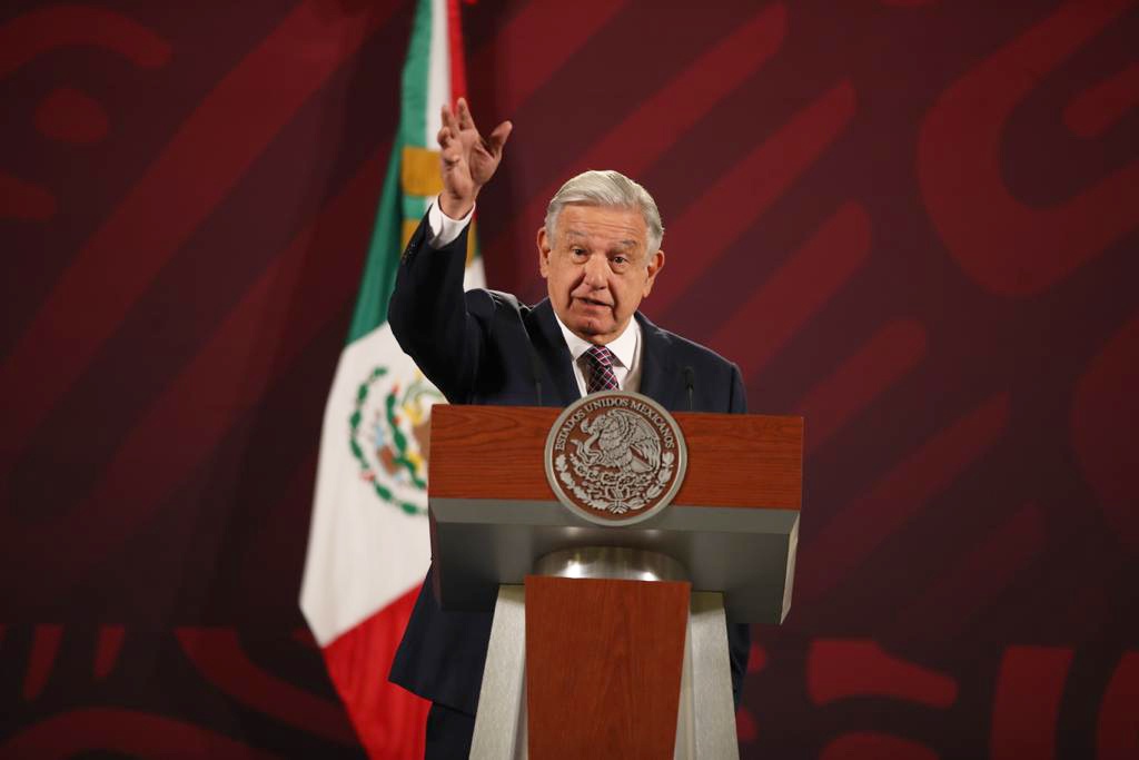 Empresas de carga tendrán “más tiempo” para salir del AICM: AMLO