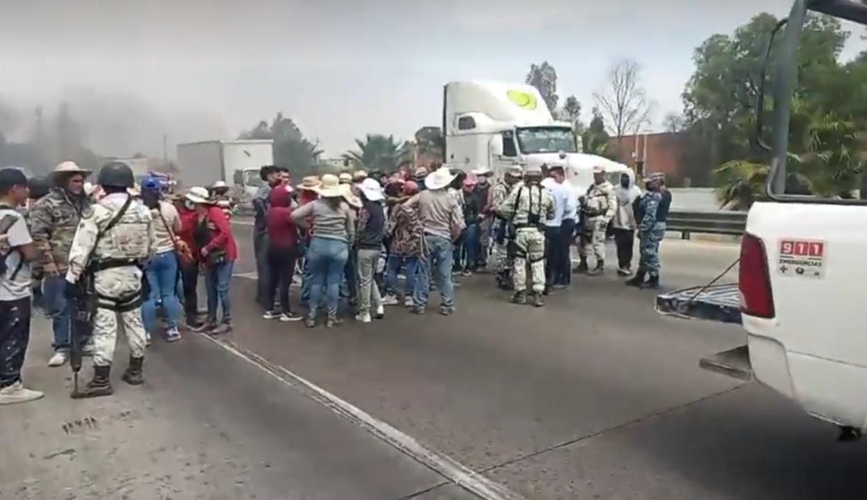 Autopista México-Querétaro: pobladores de Tepeji bloquean carretera