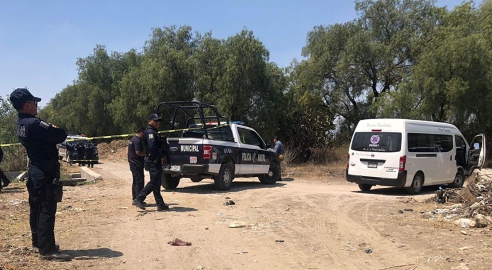 Localizan dos cadáveres flotando sobre canal de aguas negras en Tula