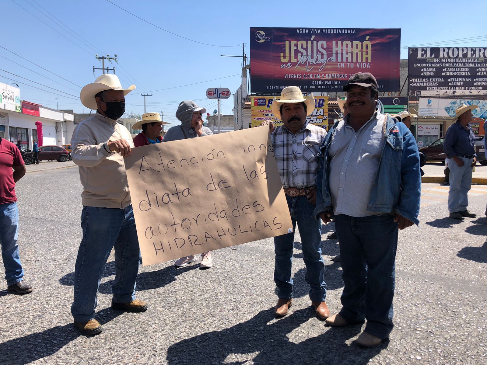 Campesinos se manifiestan en instalaciones de Conagua en Mixquiahuala