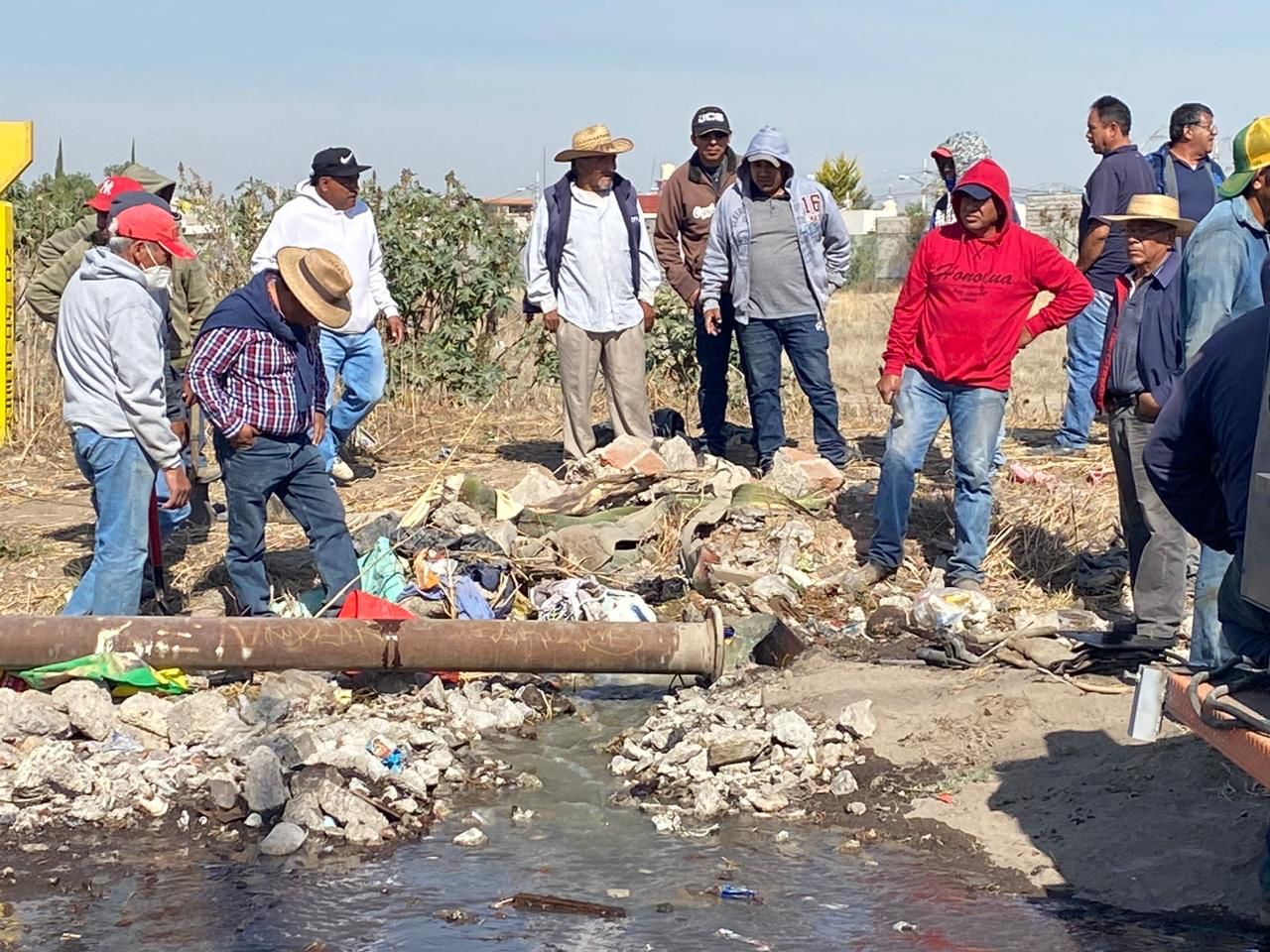 Ejidatarios rompen ducto para exigir aguas tratadas en terrenos de Tizayuca