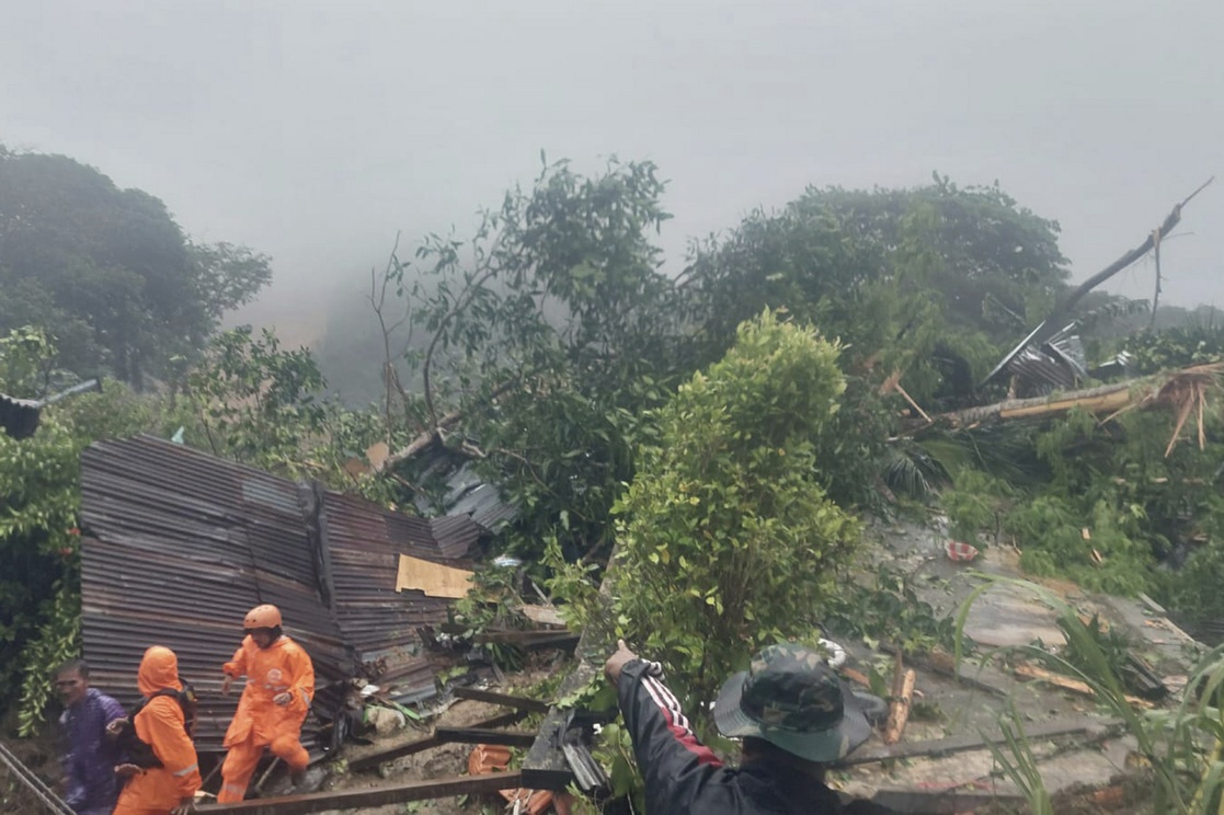 Quince muertos y 50 desaparecidos por lluvias en Indonesia